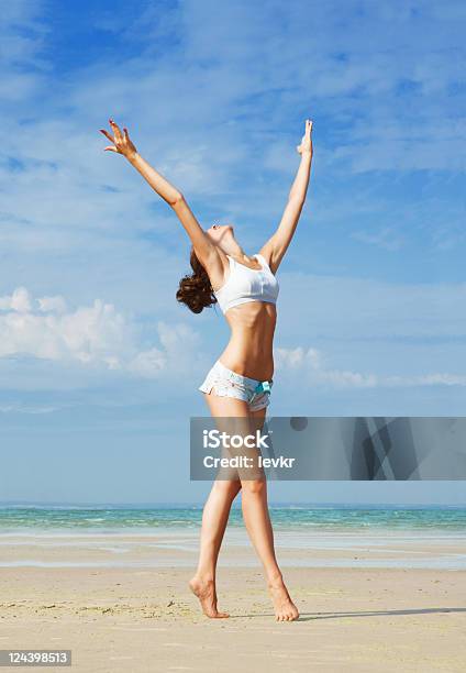 Donna Sulla Spiaggia - Fotografie stock e altre immagini di Acqua - Acqua, Adulto, Aerobica