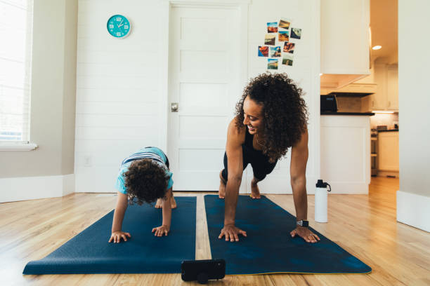 allenarsi con la mamma - relaxation yoga adult balance foto e immagini stock