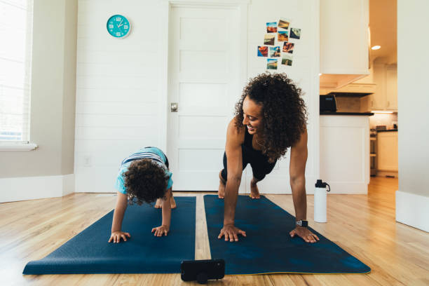 exercitando-se com a mamãe - child exercising sport yoga - fotografias e filmes do acervo