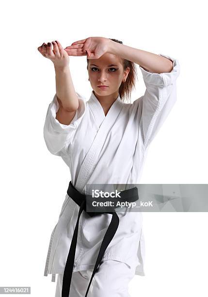 Karate Giovane Ragazza In Kimono - Fotografie stock e altre immagini di Adulto - Adulto, Aggressione, Allenamento