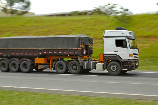 camión de volteo de gran tamaño cargado en la carretera photo