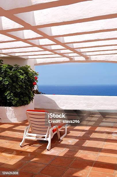 Photo libre de droit de La Vue Sur La Mer Depuis Une Terrasse De Lhôtel De Luxe banque d'images et plus d'images libres de droit de Balcon