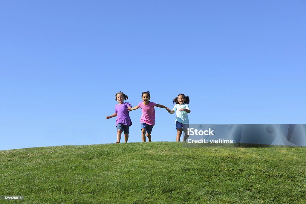 세 명의 젊은 걸스 실행 함께 쥠 시계바늘 - 로열티 프리 아이 스톡 사진