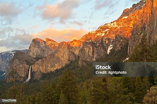 Tramonto Sul Versante Meridionale Di Yosemite - Fotografie stock e altre immagini di Abete - Abete, Acqua, Albero