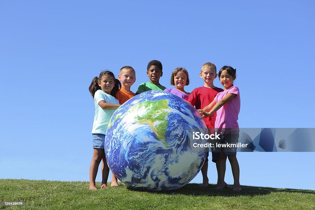 Retrato de carácter multiétnico de niños con gran bola de tierra - Foto de stock de Globo terráqueo libre de derechos