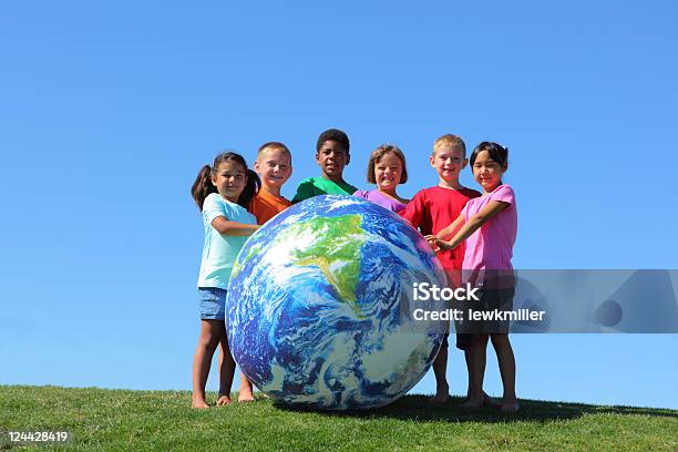 Retrato De Carácter Multiétnico De Niños Con Gran Bola De Tierra Foto de stock y más banco de imágenes de Globo terráqueo