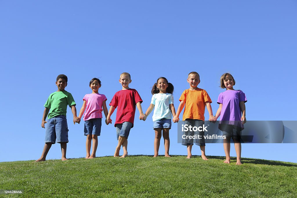 グループの多民族の子供を持つ手 - 4歳から5歳のロイヤリティフリーストックフォト