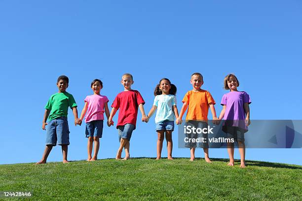 グループの多民族の子供を持つ手 - 4歳から5歳のストックフォトや画像を多数ご用意 - 4歳から5歳, 6歳から7歳, アジアおよびインド民族