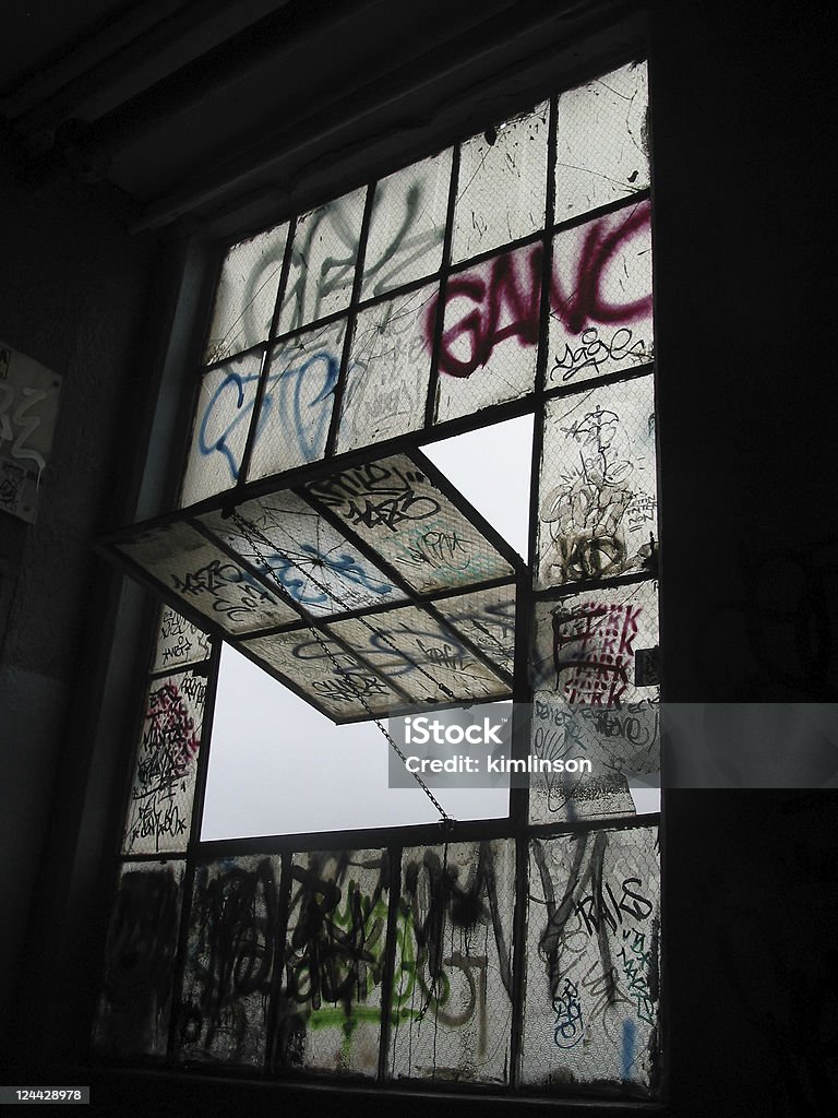 graffiti okno - Zbiór zdjęć royalty-free (Bez ludzi)