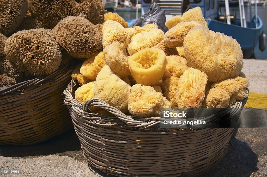 Basketful de esponjas - Foto de stock de Amarillo - Color libre de derechos