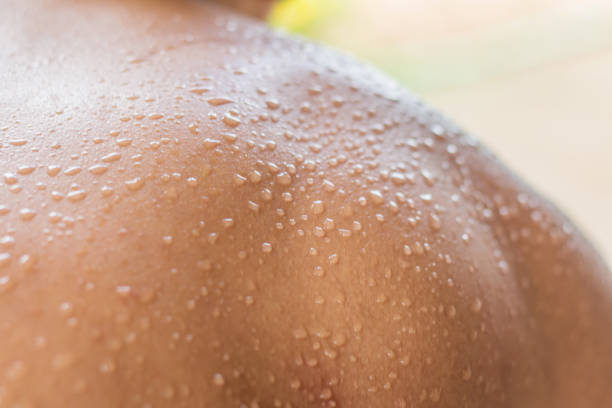 젊은 남자의 뒤쪽 접시에 더운 날씨로 인해 땀으로 인한 물 방울. - shower women water outdoors 뉴스 사진 이미지