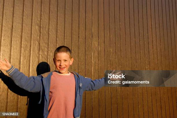 Felice Ragazzo - Fotografie stock e altre immagini di Ambientazione esterna - Ambientazione esterna, Facciata, Legno