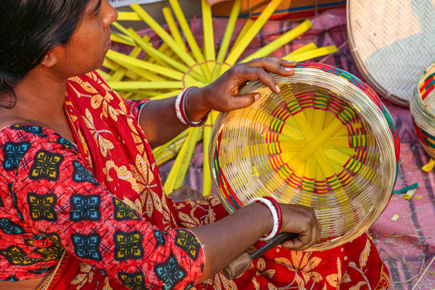 콜카타에서 열리는 수공예 박람회에서 대나무 지팡이 가닥에서 바구니를 손으로 짜는 시골 여성 - india traditional culture indigenous culture women 뉴스 사진 이미지