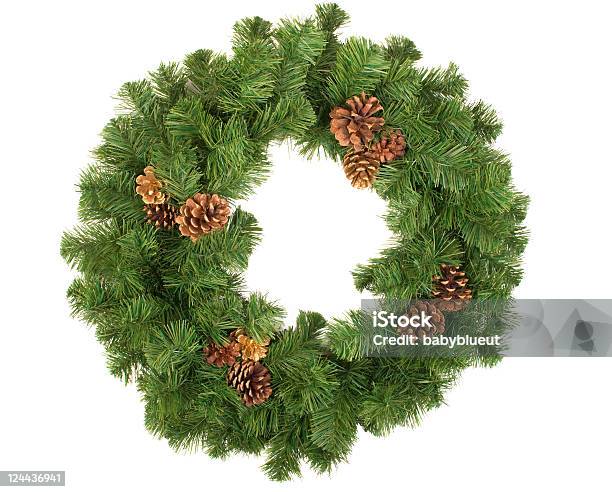 Foto de Coroa Com Pinheiros e mais fotos de stock de Artigo de decoração - Artigo de decoração, Bola de Árvore de Natal, Coroa de flores - Arranjo de Flores