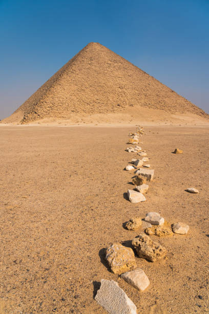 piramide rossa, più grande piramide del vecchio regno egiziano nella necropoli di dahshur, basso egitto - giza plateau immagine foto e immagini stock