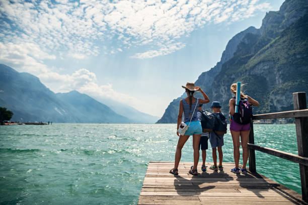 familia de pie en el muelle y disfrutando de la vista del lago de garda - turismo vacaciones fotografías e imágenes de stock