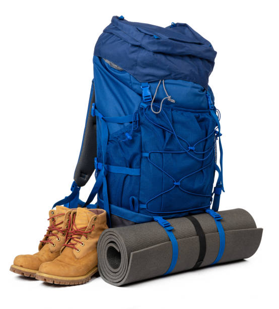 青いハイキングバックパック、白で隔離されたフィットネスマット - travel vacations studio shot vertical ストックフォトと画像