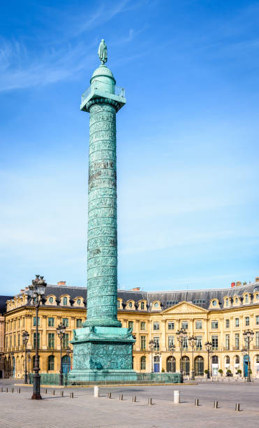 la columna vendéme se encuentra en el centro del lugar vendéme en parís, francia. - columna vendome fotografías e imágenes de stock
