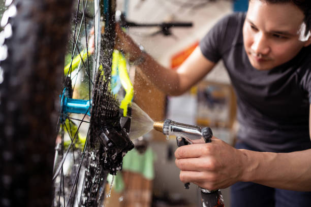 der mechaniker reinigt das fahrrad. - bicycle chain bicycle gear chain gear stock-fotos und bilder