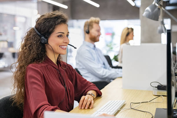 woman working in call center - bluetooth headset women customer imagens e fotografias de stock