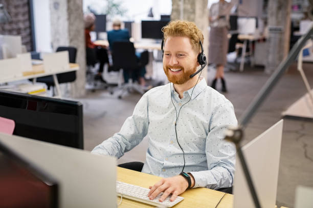 glücklicher mann spricht über telefon - service worker stock-fotos und bilder