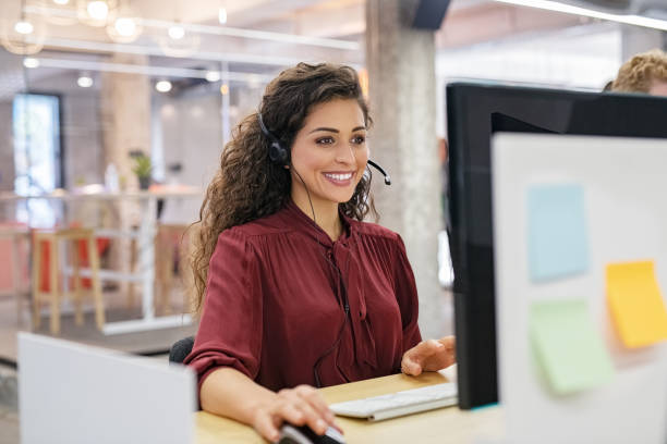 donna sorridente felice che lavora nel call center - call center foto e immagini stock