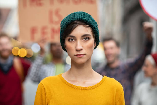 抗議の決定された若い女性 - protest women marching street ストックフォトと画像