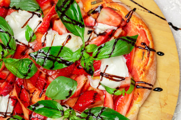 토마토 소스, 딸기, 부라타 치즈, 그린 바질, 발사믹 클로즈업이 있는 홈메이드 디저트 피자. 최고 보기, 선택적 초점 - salad mozzarella food balsamic vinegar 뉴스 사진 이미지
