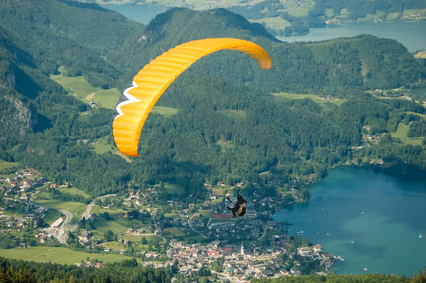 paragling in den alpen - paragliding sport austria parachuting stock-fotos und bilder