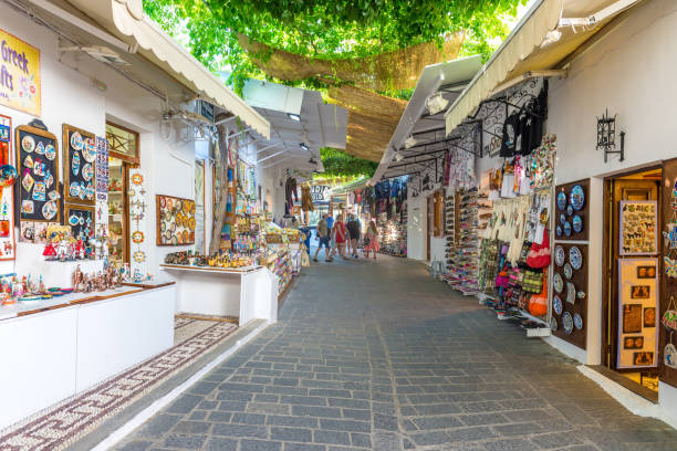 shopping street, lindos, rhodos, griechenland - lindos stock-fotos und bilder