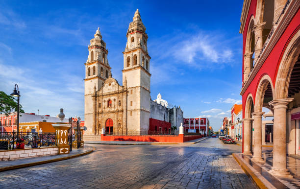 campeche, meksyk - independence plaza, zwiedzanie jukatanu - unesco world heritage site cathedral christianity religion zdjęcia i obrazy z banku zdjęć
