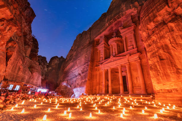 petra, jordania - wadi musa por la noche, nuevas siete maravillas - petra antiquities jordan middle east fotografías e imágenes de stock