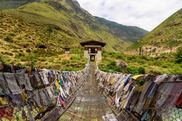 pont de fer du monastère de tamchog lhakhang, bhoutan - monastère de taktsang photos et images de collection