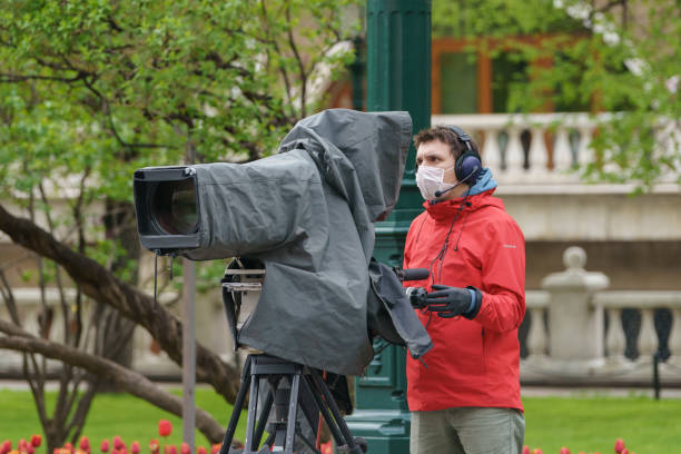 operador de tv trabalhando na rua da cidade - videographer television camera journalist historic world event - fotografias e filmes do acervo