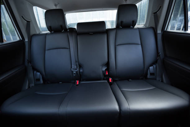 rücksitz-interieur eines luxusautos - car indoors inside of vehicle interior stock-fotos und bilder