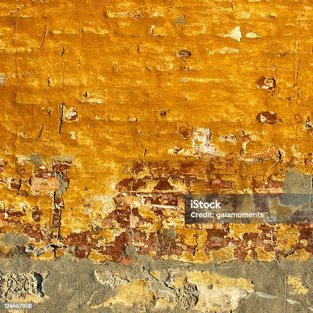 Cuadrado Pared Ochre Foto de stock y más banco de imágenes de Abstracto - Abstracto, Agrietado, Amarillo - Color