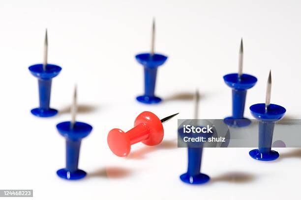 Thumbtacks - Fotografias de stock e mais imagens de Alfinete - Alfinete, Autoridade, Azul