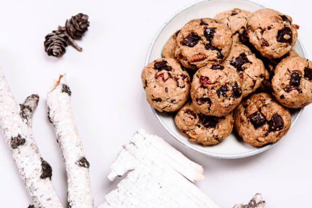 świąteczne ciasteczka wiśniowe, cynamonowe i czekoladowe - dried cherries zdjęcia i obrazy z banku zdjęć