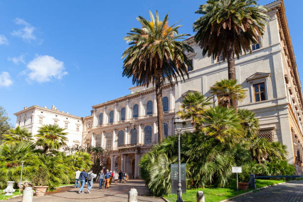 turistas estão perto do palazzo barberini em dia ensolarado - barberini - fotografias e filmes do acervo