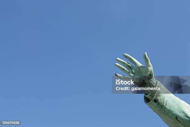 Osiągać - zdjęcia stockowe i więcej obrazów Statua - Statua, Machać, Hello - angielskie słowo