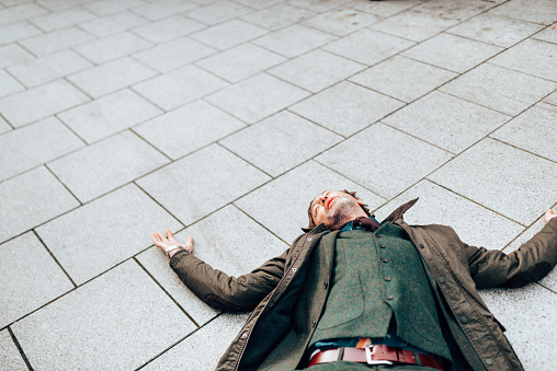 Uomo Morto A Terra - Fotografie stock e altre immagini di Arresto cardiaco - Arresto cardiaco, Morto, Uomini - iStock