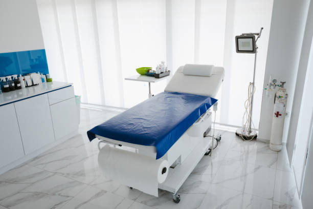 sala d'esame ospedaliera - blood pressure gauge medical exam healthcare and medicine equipment foto e immagini stock