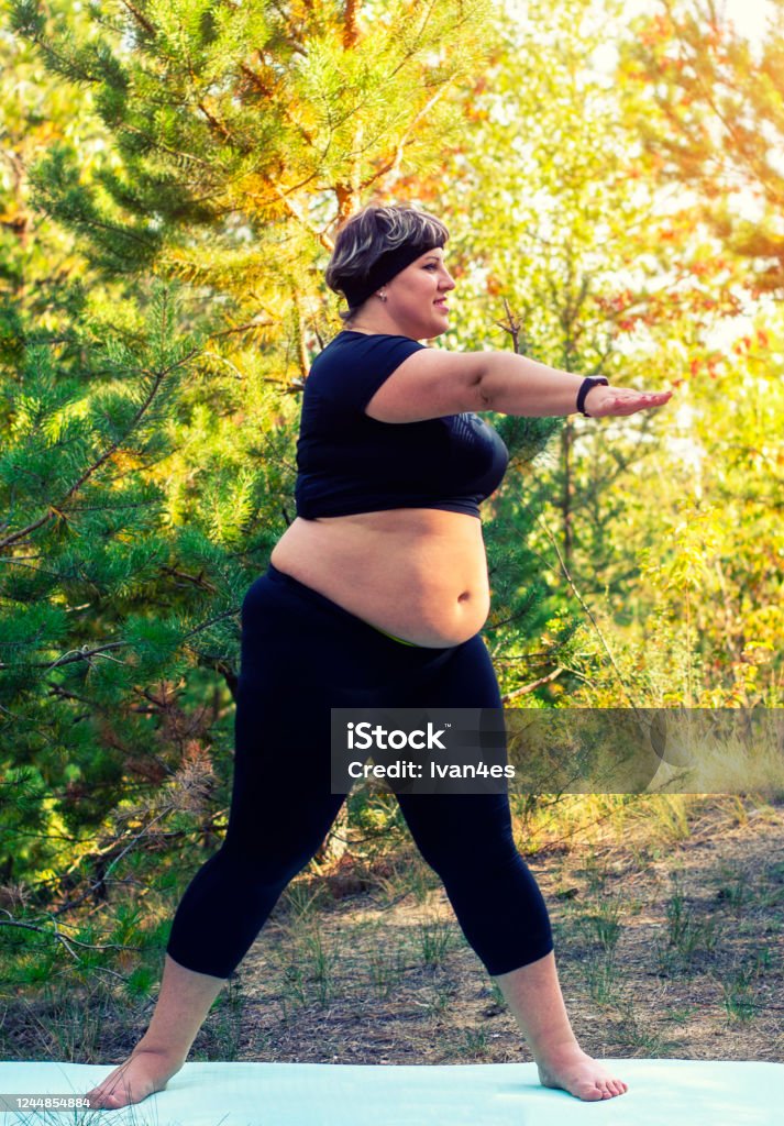 뚱뚱한 소녀는 무게를 잃고 싶어 뚱뚱한 여자는 스포츠를 합니다 초과 중량을 가진 소녀 감소에 대한 스톡 사진 및 기타 이미지 - 감소,  거리, 건강한 생활방식 - iStock 뚱뚱한 소녀는 무게를 잃고 싶어 뚱뚱한 여자는 스포츠를 합니다 초과 중량을 가진 소녀 감소에 대한 스톡 사진 및 기타 이미지 - 감소,  거리, 건강한 생활방식 - Istock