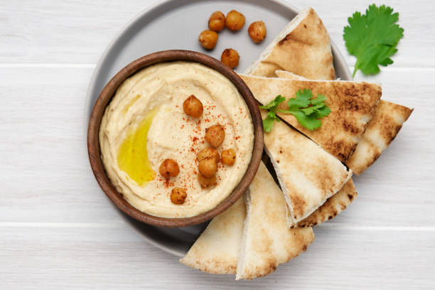 assiette d’hummus avec pain pita. cuisine arabe authentique - houmous photos et images de collection