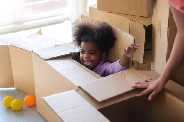 ciemnoskóra dziewczynka bawi się w kartonowym pudełku - preschooler african ethnicity little girls child zdjęcia i obrazy z banku zdjęć