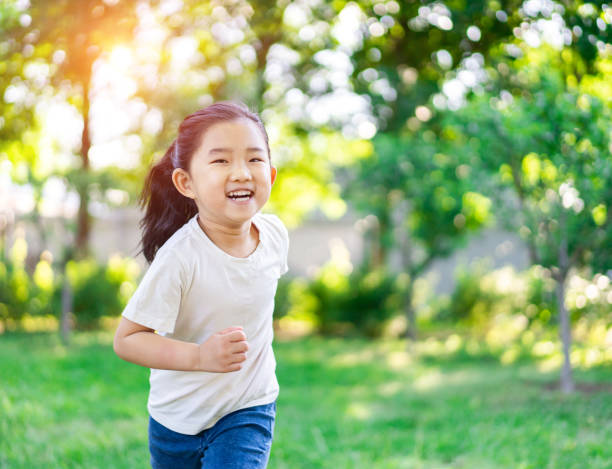 menina bonita correndo - preschooler child chinese ethnicity asian ethnicity - fotografias e filmes do acervo