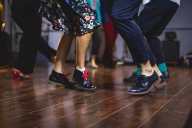 젊은 커플 댄스 복고풍 재즈 스윙 댄스 볼룸 클럽 나무 바닥에 춤, 신발의 가까이 보기, 여성과 남성, 댄스 레슨 - polka dancing 뉴스 사진 이미지