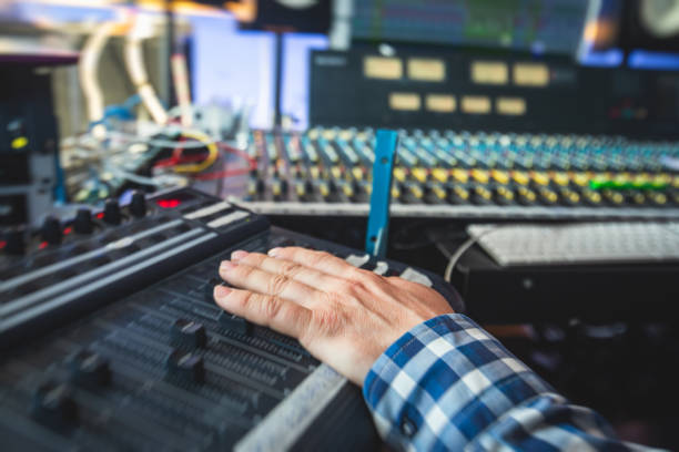 Sound editor engineer working at studio with mixing panel, mixing music and sound, stage sound mixer, boutique recording studio, working during concert performance recording, broadcasting studio ingeniero editor de sonido que trabaja en el estudio con panel de mezcla, mezcla de música y sonido, mezclador de sonido en el escenario, estudio de grabación boutique, trabajando durante la grabación de la actuación del concierto, estudio de radiodifu