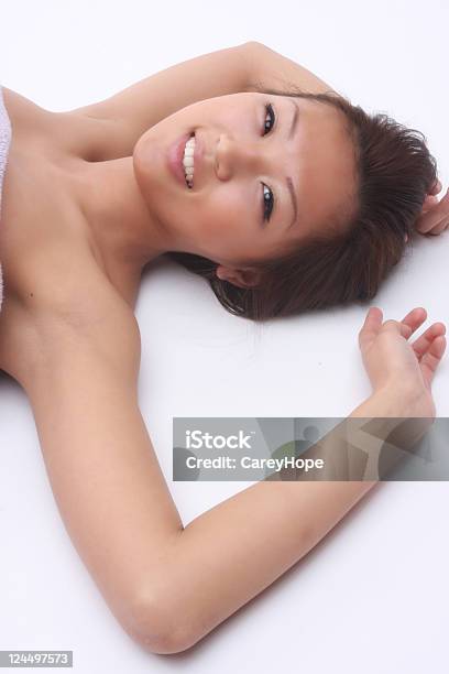 Mulher Relaxante No Spa - Fotografias de stock e mais imagens de Adulto - Adulto, Alegria, Amimar