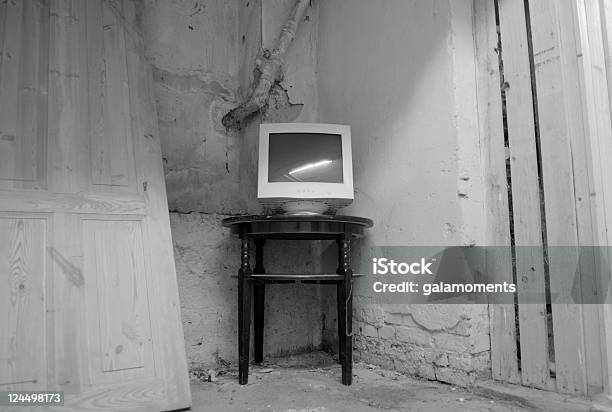 Foto de Abandonado Monitor De Computador e mais fotos de stock de Abandonado - Abandonado, Acabado, Adega - Característica arquitetônica